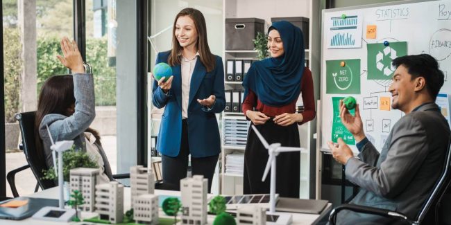 ESG nas empresas Equipe no escritório discutindo práticas sustentáveis para ilustrar o ESG nas empresas