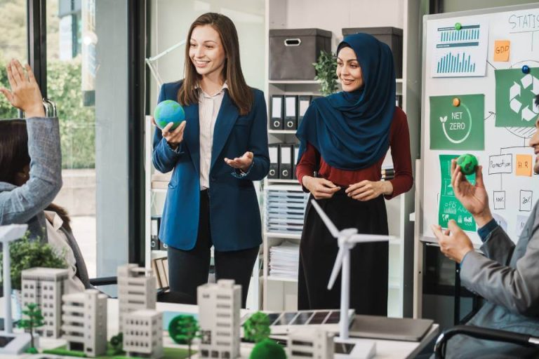 ESG nas empresas Equipe no escritório discutindo práticas sustentáveis para ilustrar o ESG nas empresas